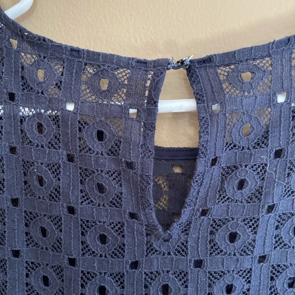 Banana Republic Navy Short Sleeved Eyelet Lace Top. Size L - Picture 5 of 7